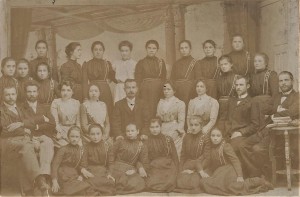 Ученички от випуск 1902 г. с преподаватели
